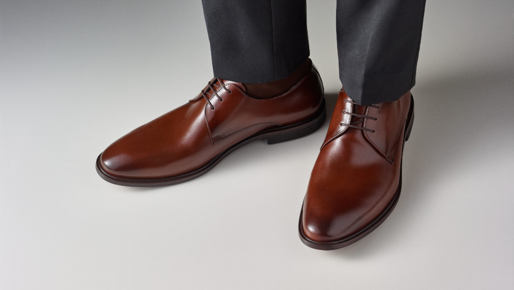 Calça de alfaiataria cinza com barra sem quebra e Sapato Social Derby Boyd Whisky.