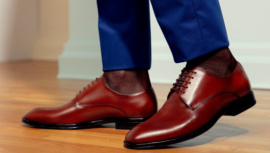 Calça azul com meia marrom e Sapato Masculino Derby Álbero Whisky.