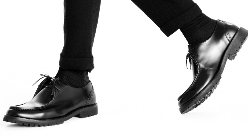 Calça e meia pretas combinadas com Sapato Masculino Derby Doite Preto.