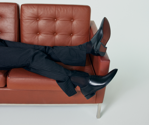 Em ambientes de trabalho mais formais, o Oxford combina bem com ternos e costumes em tons escuros e cores neutras – lembrando que, quando dizemos “ternos”, nos referimos ao trio calça, paletó e colete; ao passo que por costume entende-se a dupla calça e paletó, mais normalmente usada pelos homens brasileiros.